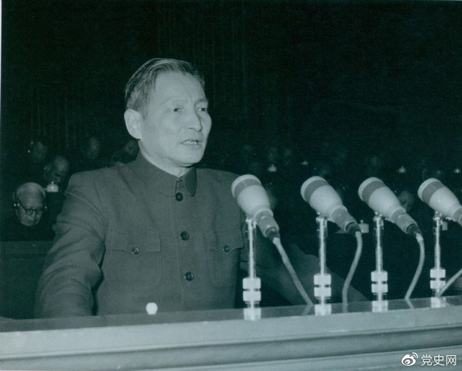 1956年12月，陳云在中華工商業(yè)聯(lián)合會(huì)第二屆會(huì)員代表大會(huì)上作報(bào)告。