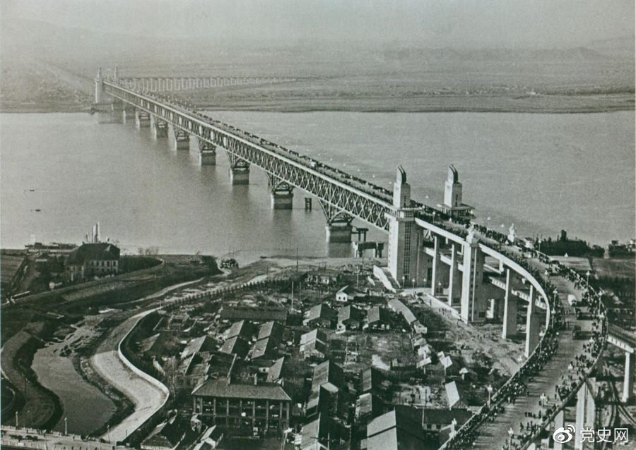 1968年12月29日， 南京長(zhǎng)江大橋全面建成通車(chē)。這是當(dāng)時(shí)中國(guó)自行設(shè)計(jì)建造的最大的鐵路、公路兩用橋。