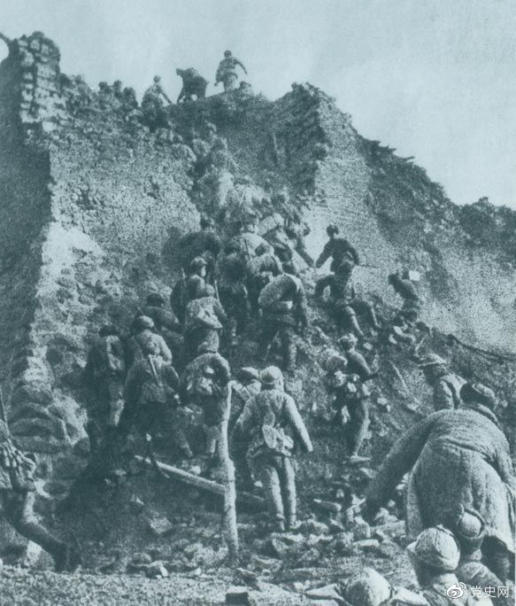 1948年12月，人民解放軍向新保安守敵發(fā)起攻擊。這是解放軍戰(zhàn)士登上新保安城頭。 